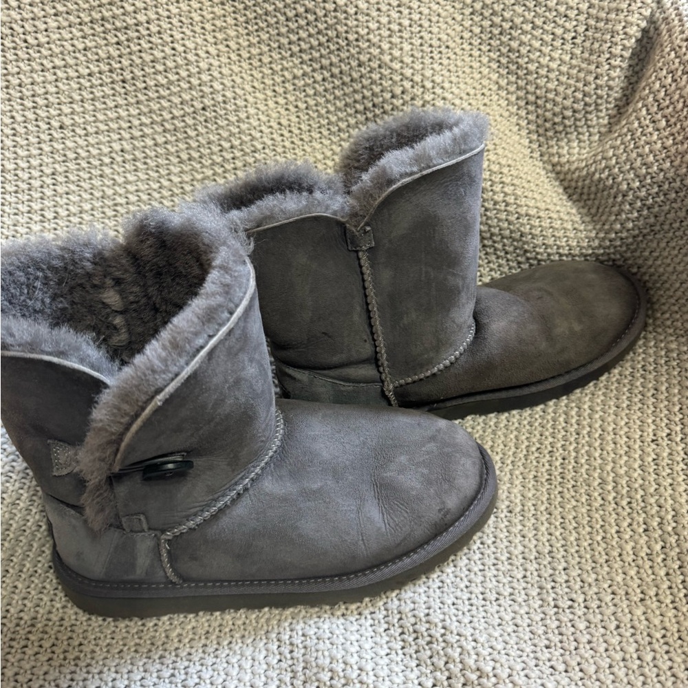 Ugg Short Grey Boots, Size 6‎ - Picture 4 of 6